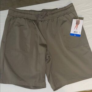 Stay Cool & Stylish: Mondetta Active Bermuda Shorts Olive Green (L)